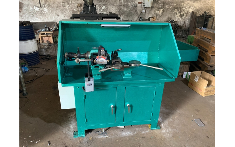 620儀表車床，帶氣動(dòng)夾緊裝置，可以減輕工人勞動(dòng)強(qiáng)度